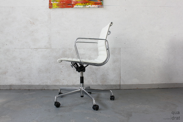 Vitra Eames EA117